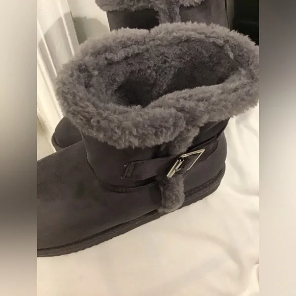 Cozy Gray Shearling Boots - Picture 3 of 7